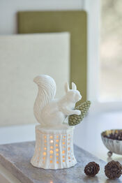 Dottir Nordic Design Winter Stories Eekhoorn op boomstam van Dottir Nordic Design