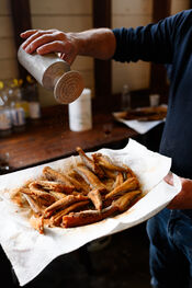 Visbakken in Woudrichem van VVV Biesboschlinie