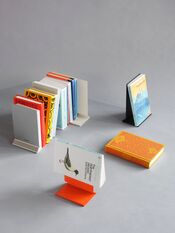 MOEBE x PENGUIN boekenstandaard van Moebe